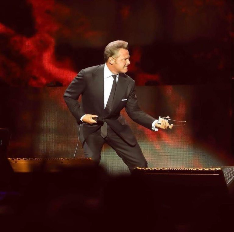 Luis Miguel encantó a sus fanáticas en su primer concierto en Chile
