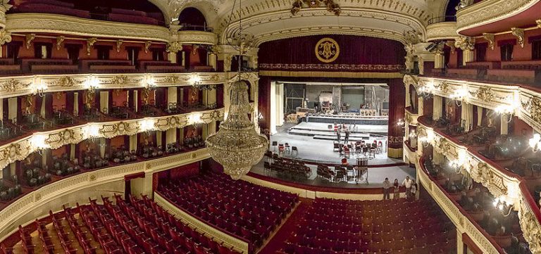 Trabajadores del Teatro Municipal acusan malos tratos, despidos y deudas