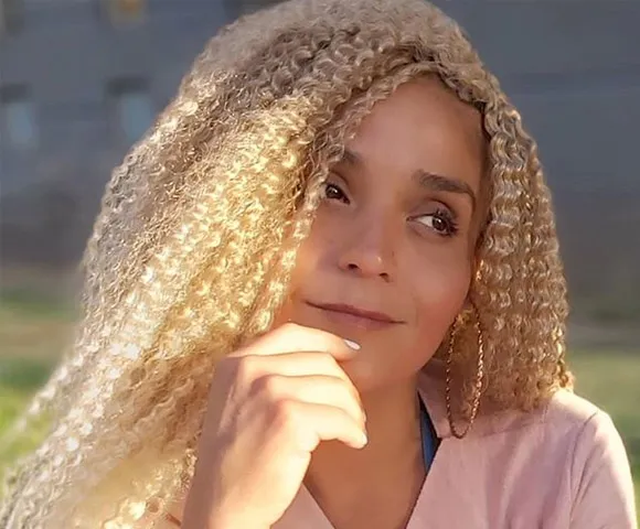 Katherine Orellana queda con firma mensual tras audiencia