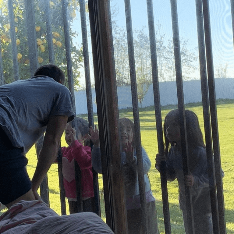 Emblemático cantante de Rojo admite estar contagiado de COVID