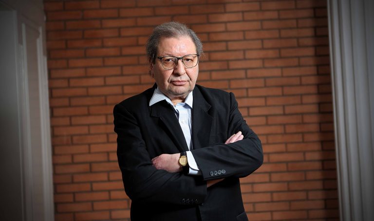 "Instrumento autoritario": Periodista "fulmina" polémico manual de gobierno