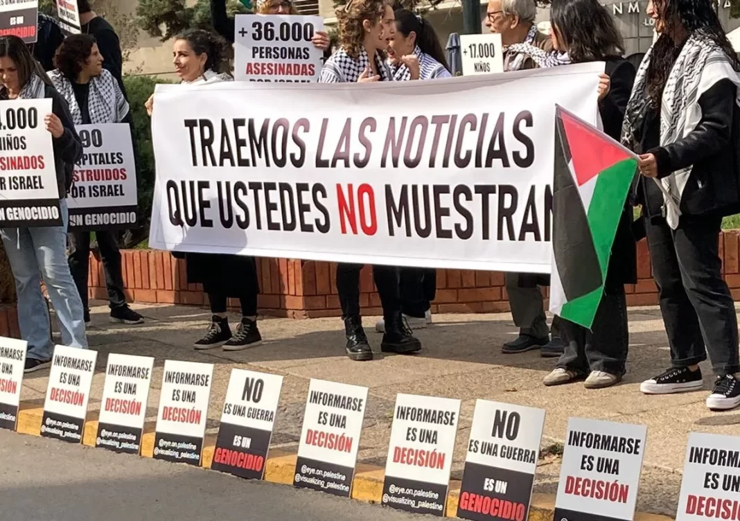 Activistas por Palestina le llevan a TVN y Canal 13 «las noticias que no muestran»