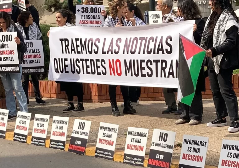 TVN y Canal 13 - protesta