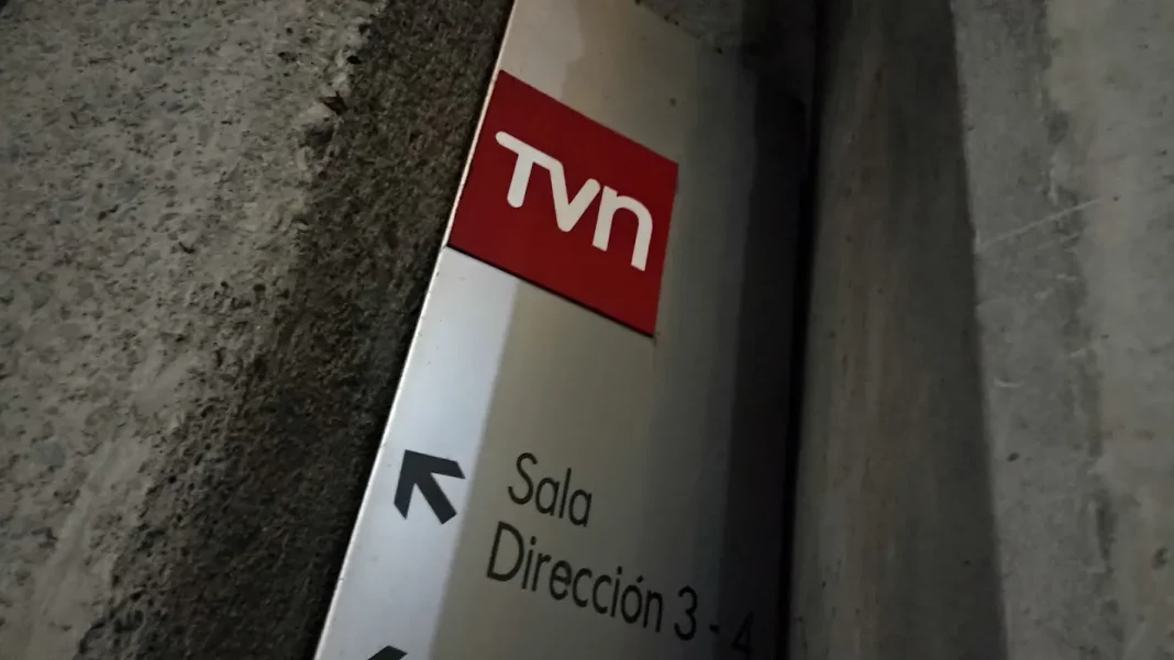«El canal no puede pagarme»: La frase de un histórico periodista que desató la furia de directora de TVN