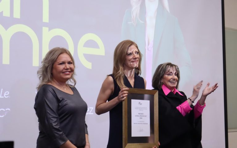 Mónica Rincón es ovacionada al recibir Premio Lenka Franulic y emociona a CNN Chile