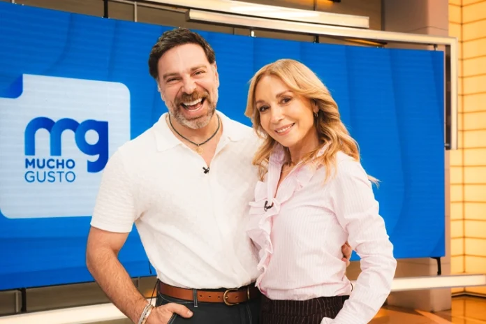 Los conductores de "Mucho Gusto", José Antonio Neme y Karen Doggenweiler.