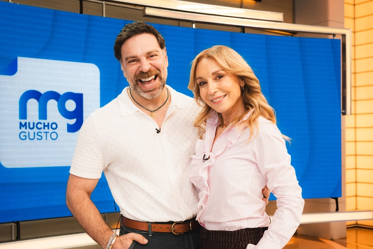 Los conductores de "Mucho Gusto", José Antonio Neme y Karen Doggenweiler.