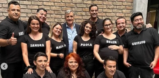 integrantes de detrás del muro junto a Kike Morandé