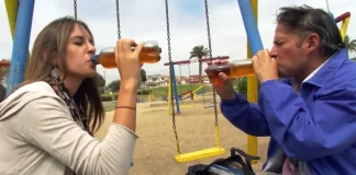 María José Terré y su entrevistado para 21 días en el capítulo sobre el alcoholismo