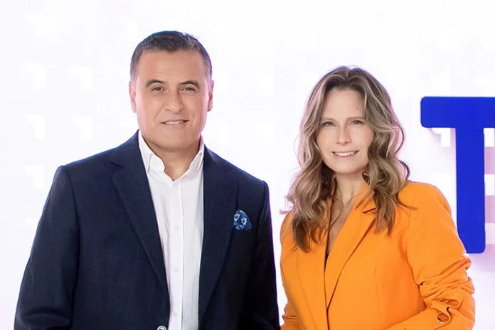 Ramón Ulloa y Soledad Onetto, conductores de "Teletrece Central" (Canal 13)