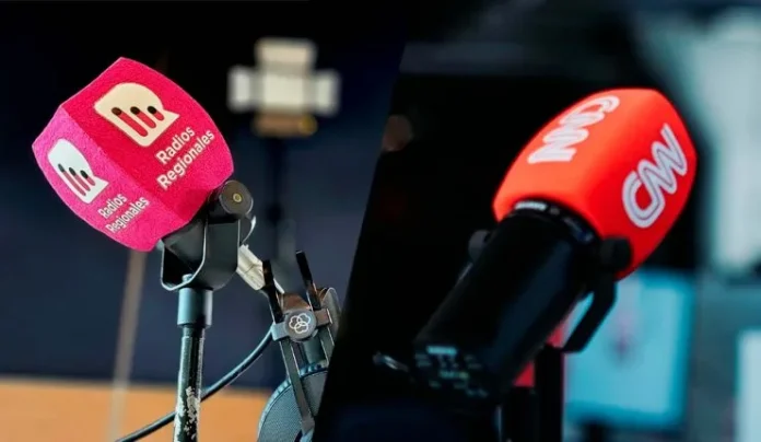 Micrófonos de CNN Chile y la Red de Radios Regionales
