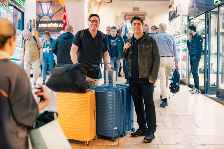 Imagen promocional de Socios por el Mundo en Canal 13