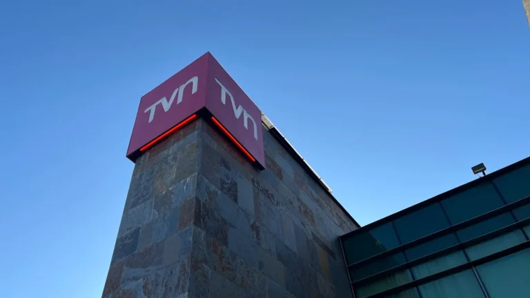 Revelan multimillonarios sueldos de ejecutivos de un TVN en plena crisis