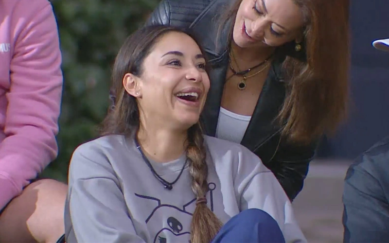 «Me gustaría pisar algunas bolas»: La ácida broma de «Arenita» sobre Karol Lucero en «El Internado»