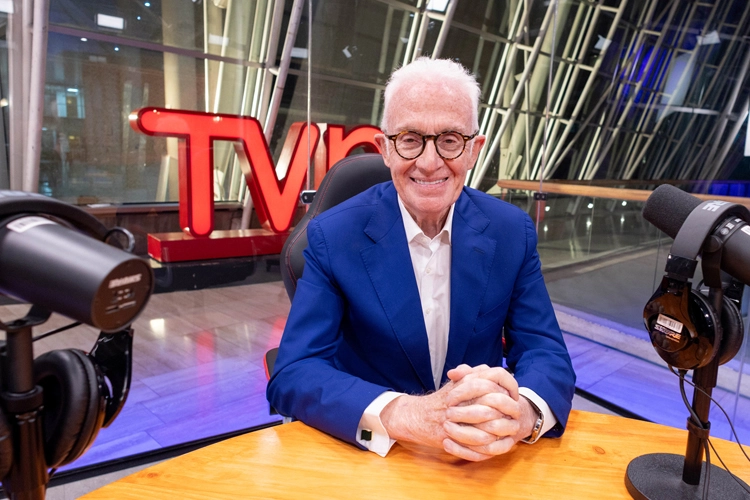 A sus 80 años: Pedro Carcuro vuelve a las transmisiones en terreno para liderar cobertura en TVN