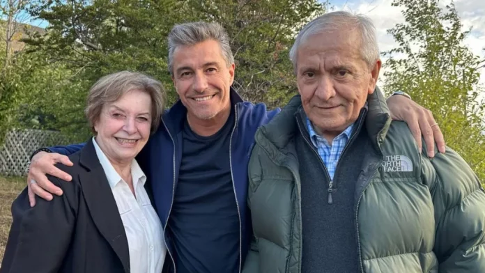 Fernando Solabarrieta y sus padres El fallecimiento de Ciro Solabarrieta pondría en entredicho la permanencia de su hijo en El Internado