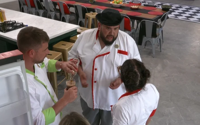 Camila Nash encara a Otakín en "El Internado" (Mega)