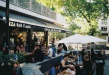 Rebelión en las mesas: Por qué lo del Bar Flama es el principio del fin para los "influencers del canje" Bar Flama conflicto con influencers y funa en redes sociales