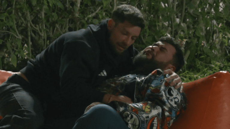 Pelea de Otakín y Arenita en El Internado Perú.