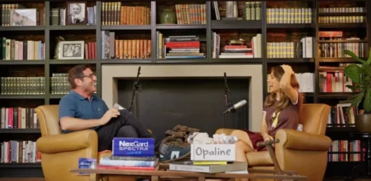 Pancho Saavedra junto a su esposo Jorge Uribe y sus hijos en entrevista sobre familia homoparental y deuda de posnatal