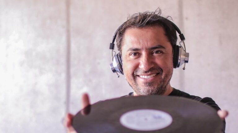 Cristián Chico Pérez junto a su colección de vinilos en venta