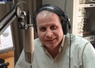 Christian Gordon: la voz que marcó Canal 13 y hoy narra el tránsito Christian Gordon, la voz histórica de Canal 13 que hoy trabaja en Radio Carabineros