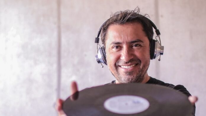 Cristián Chico Pérez junto a su colección de vinilos en venta