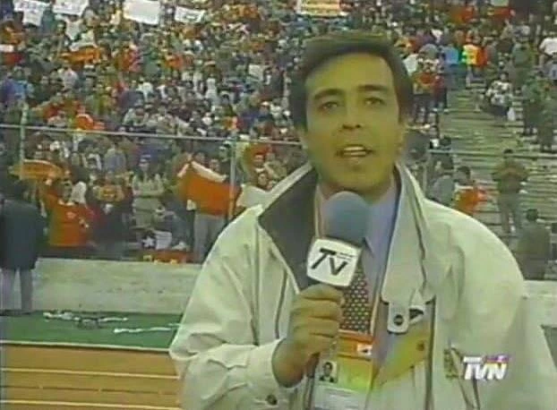 Álvaro Sanhueza cubriendo un partido de la selección chilena en su etapa como periodista deportivo de TVN