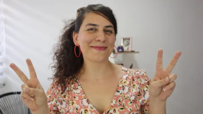 Consuelo Ulloa, la astróloga "Miau Astral", en registro público durante la causa por acoso conocida como caso Bebé Reno chilena.
