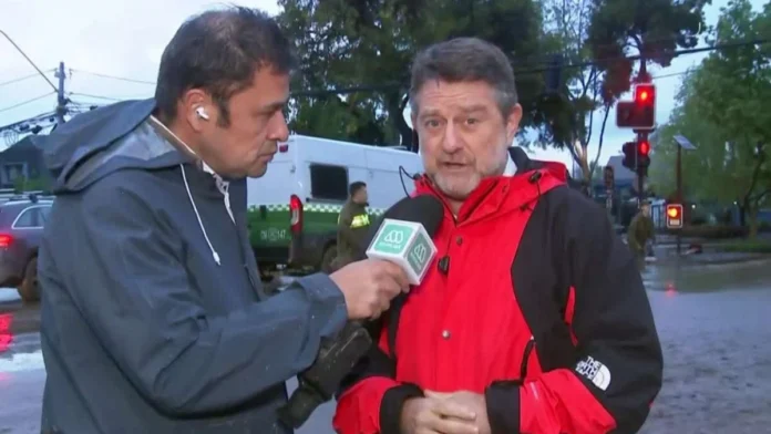 Aluvión en San Carlos de Apoquindo, Las Condes, con calles cubiertas de lodo y vehículos arrastrados