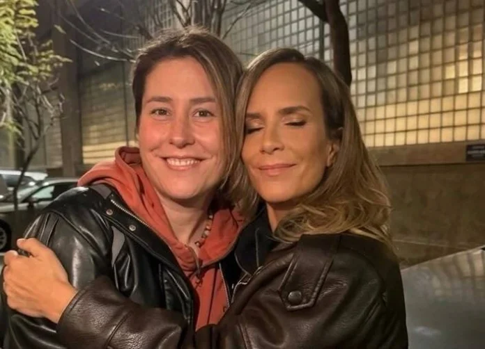 iana Bolocco abraza a Javiera Montero en la foto con que la despidió de Chilevisión