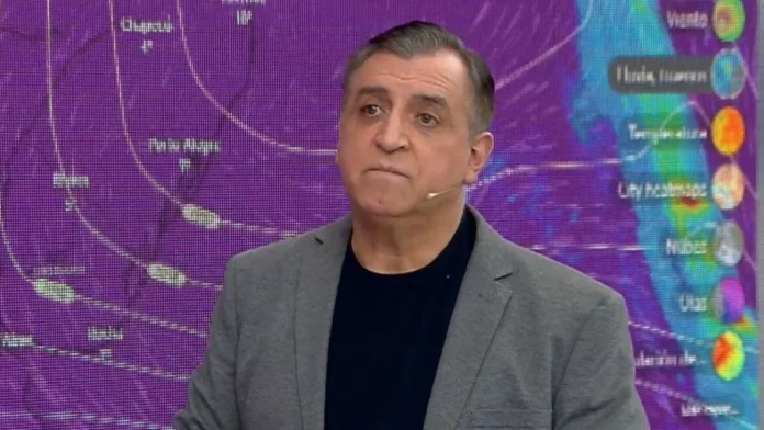 Iván Torres, meteorólogo de TVN, en el set de noticias del canal.