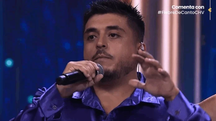 Juan Vera, periodista deportivo de Chilevisión, en el escenario de Fiebre de Canto