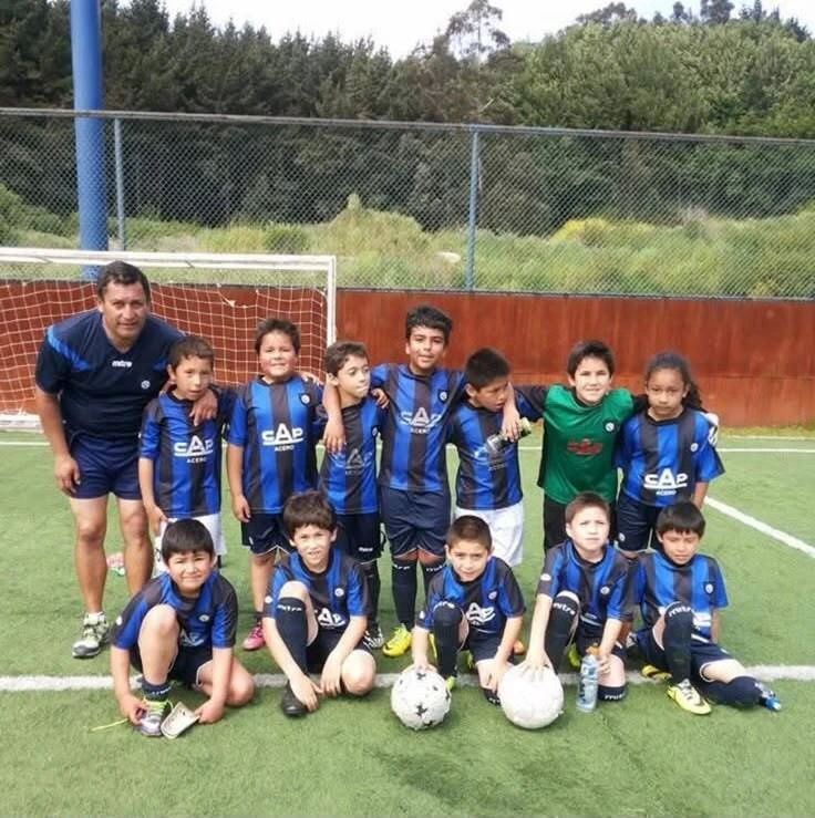 Martín, junto a su equipo de fútbol en Penco. Jugaba de extremo izquierdo, la misma posición que mantiene hasta hoy.