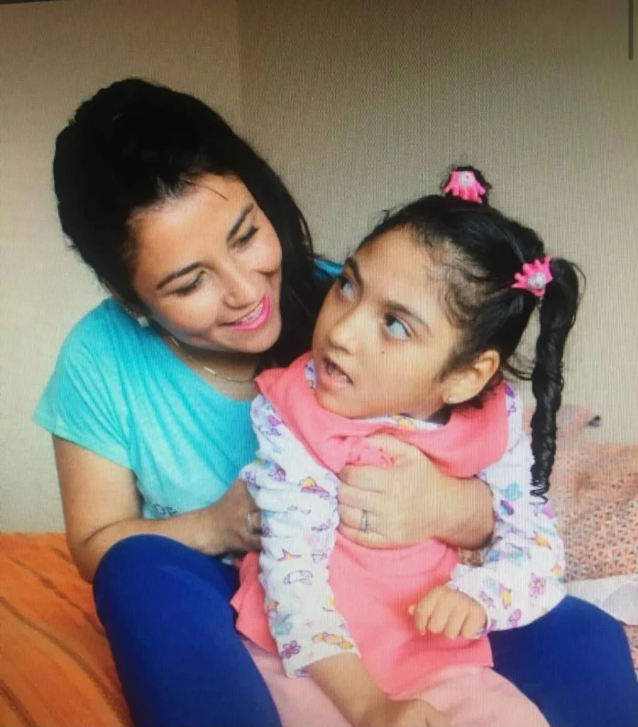 Su hermana menor junto a su mamá, Carolina.