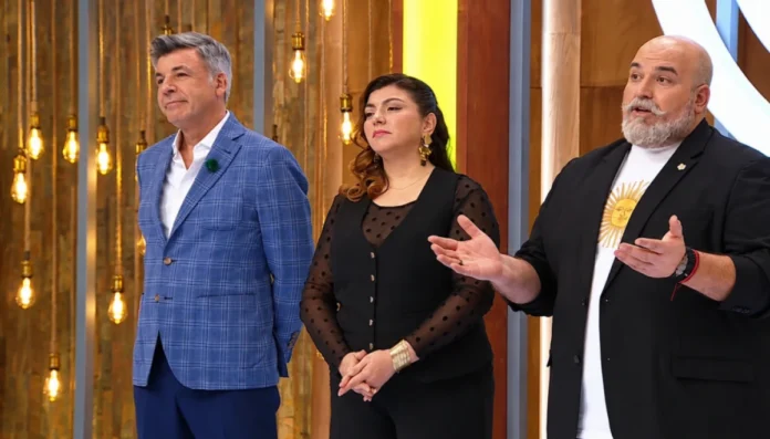Gráfico del rating del domingo 25 de octubre con MasterChef Chile de TVN frente a Fiebre de Canto de Chilevisión
