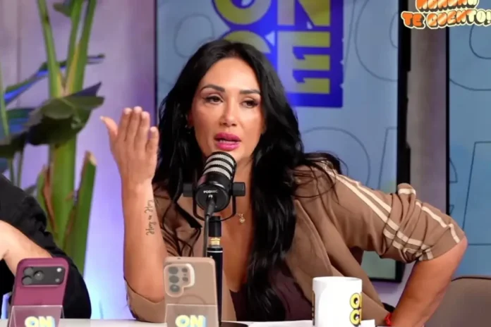 Pamela Díaz en el set de "Mañana te cuento", programa de su canal de streaming Once.