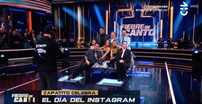 Sammis Reyes junto a Emilia Dides en el set de Fiebre de Canto de Chilevisión