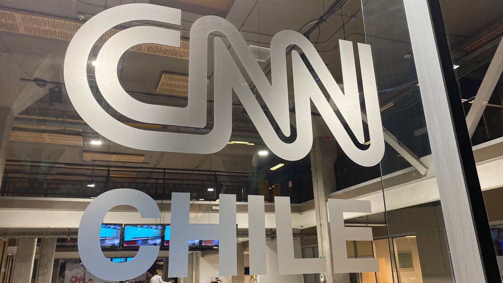 La «grúa televisiva» trae de vuelta a casa a destacada periodista de CNN Chile